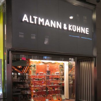 Altmann_und_Kuehne mit neuem Edelstahlportal