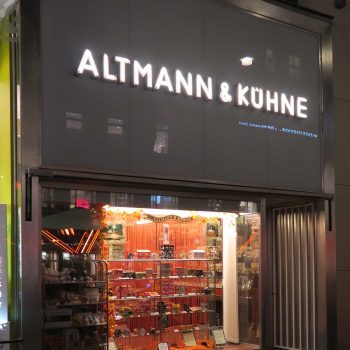 Altmann_und_Kuehne mit neuem Edelstahlportal