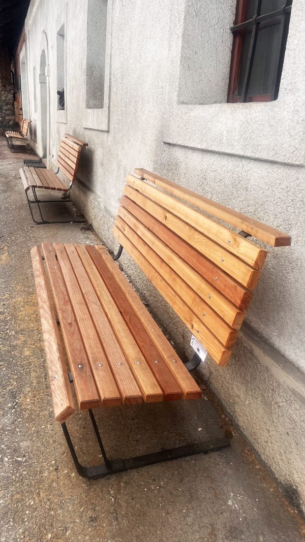 Schwingbänke aus Holz
